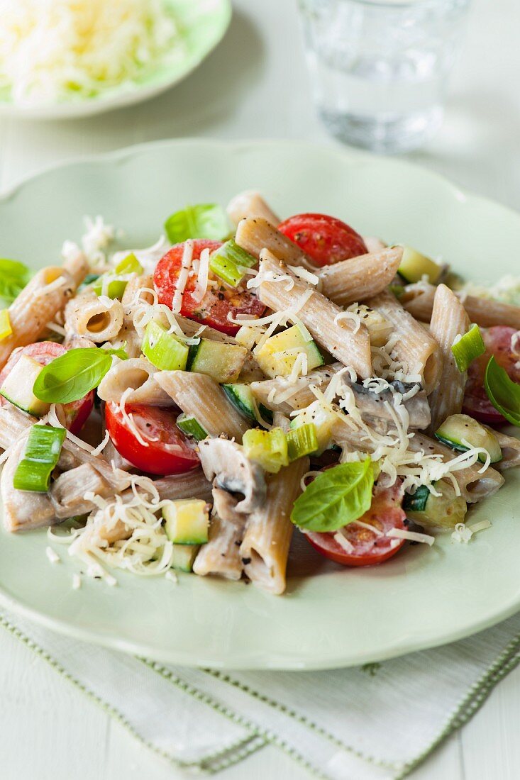 Vollkornpenne mit Zucchini, Tomaten und Pilzen