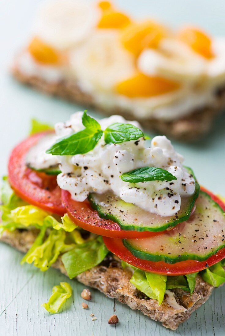 Knäckebrot mit Salat, Gurken, Tomaten und Hüttenkäse