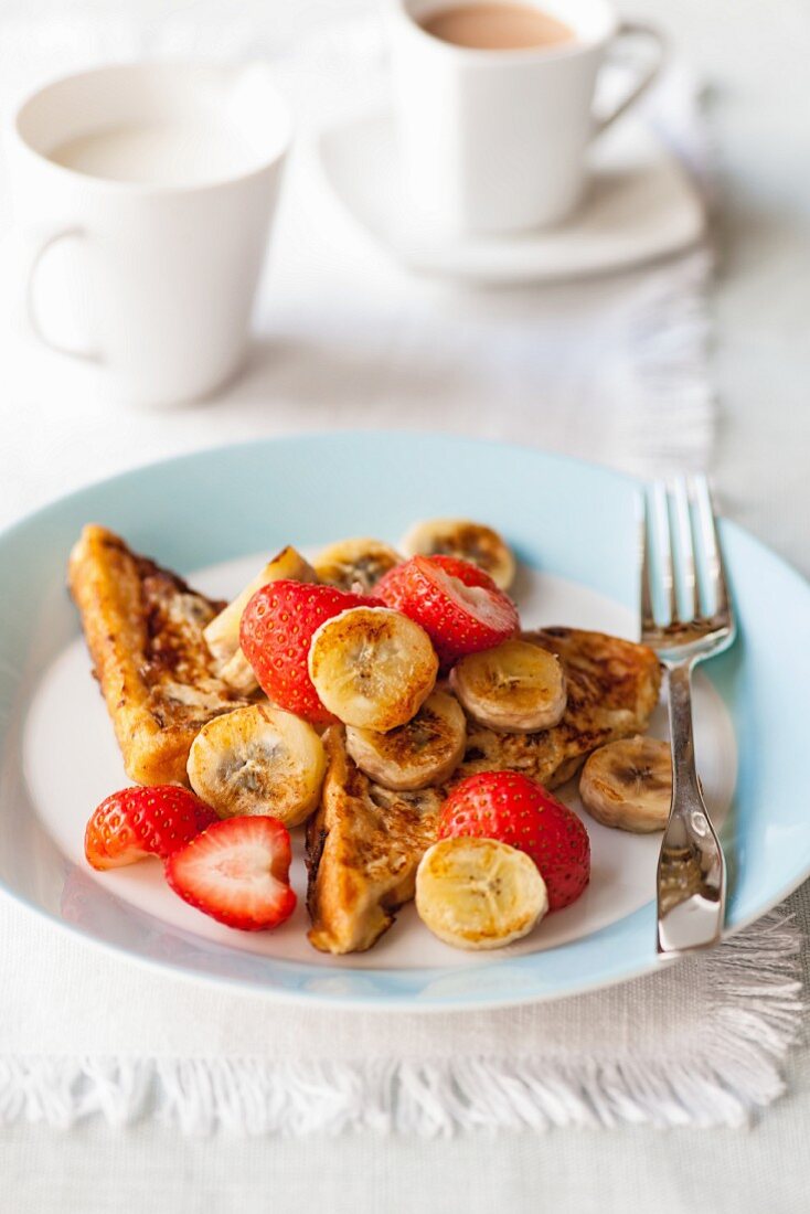 French Toast mit Bananen und Erdbeeren