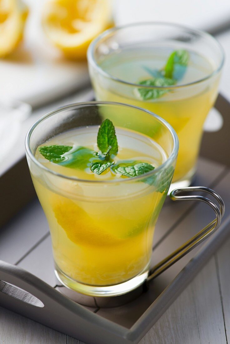 Ingwer-Minz-Tee mit Zitronenschale
