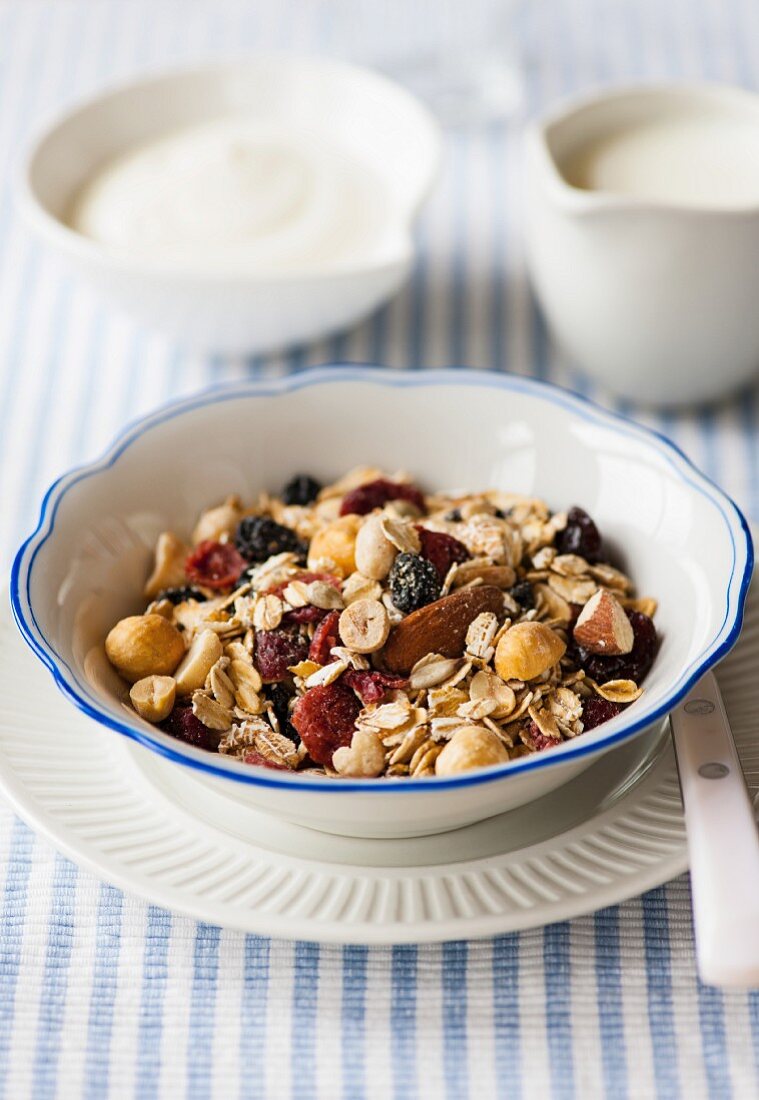 Müsli mit Kirschen und Beeren