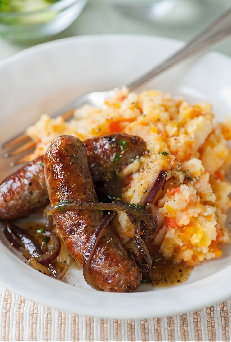 Herb sausages with mashed potatoes and carrots