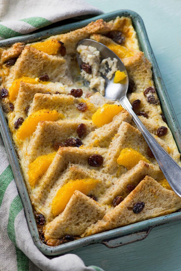 Bread And Butter Pudding mit Orangen und Rosinen