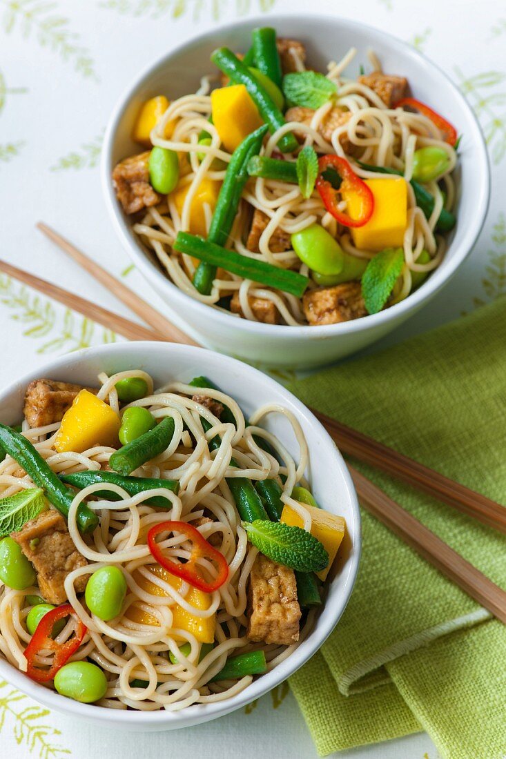 Oriental noodle salad with tofu and soya beans