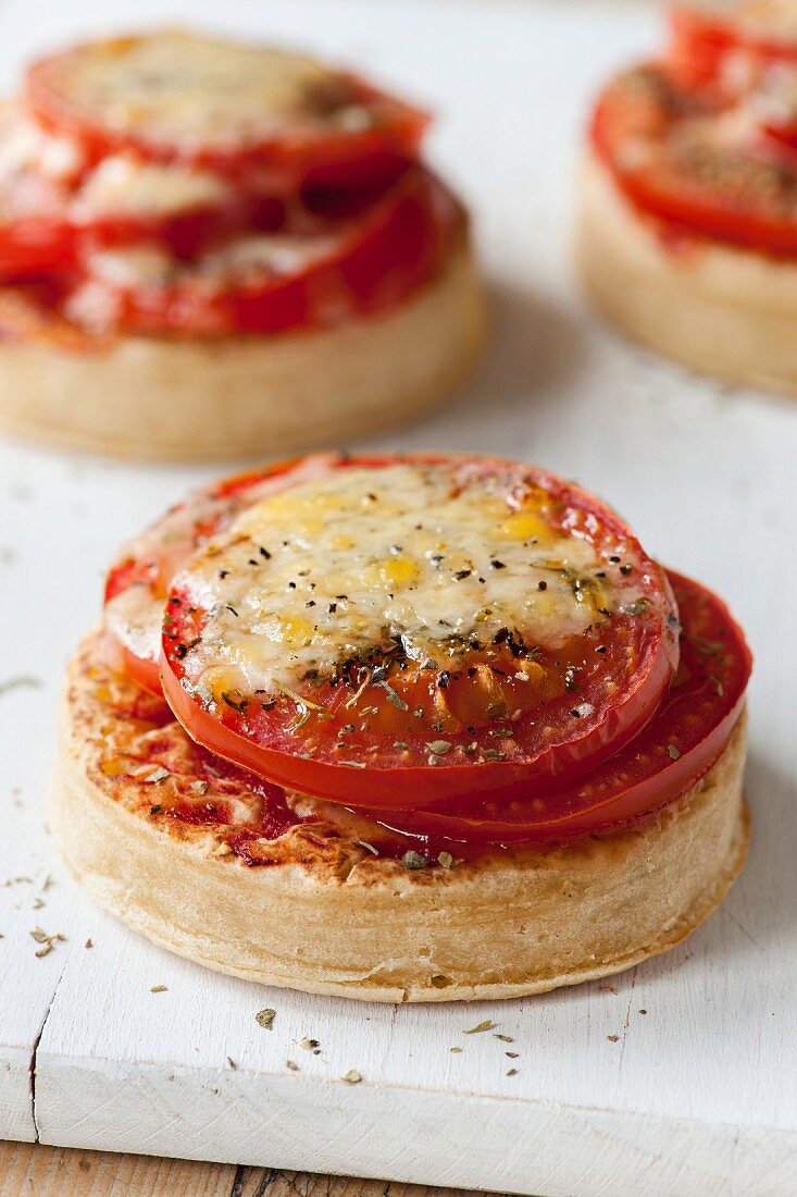 Pizza crumpets with tomatoes and cheese