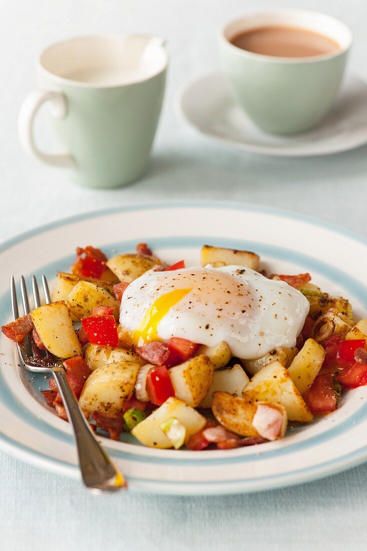 Bratkartoffeln mit pochiertem Ei