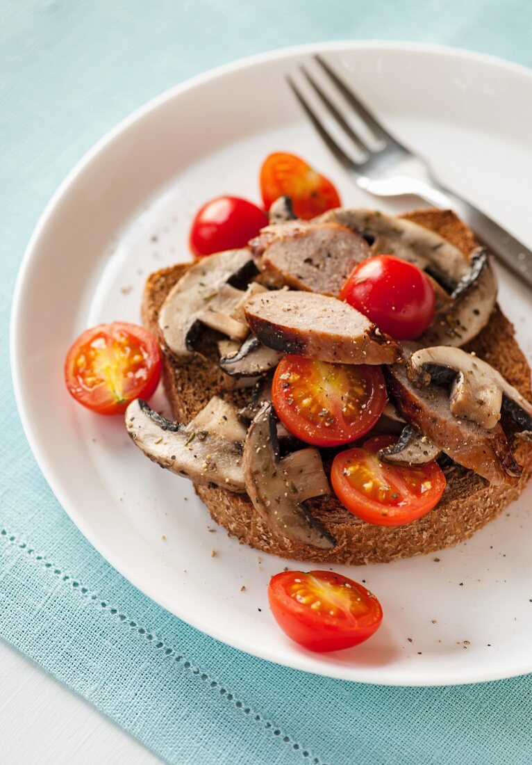 Toast mit Wurst, Pilzen und Kirschtomaten