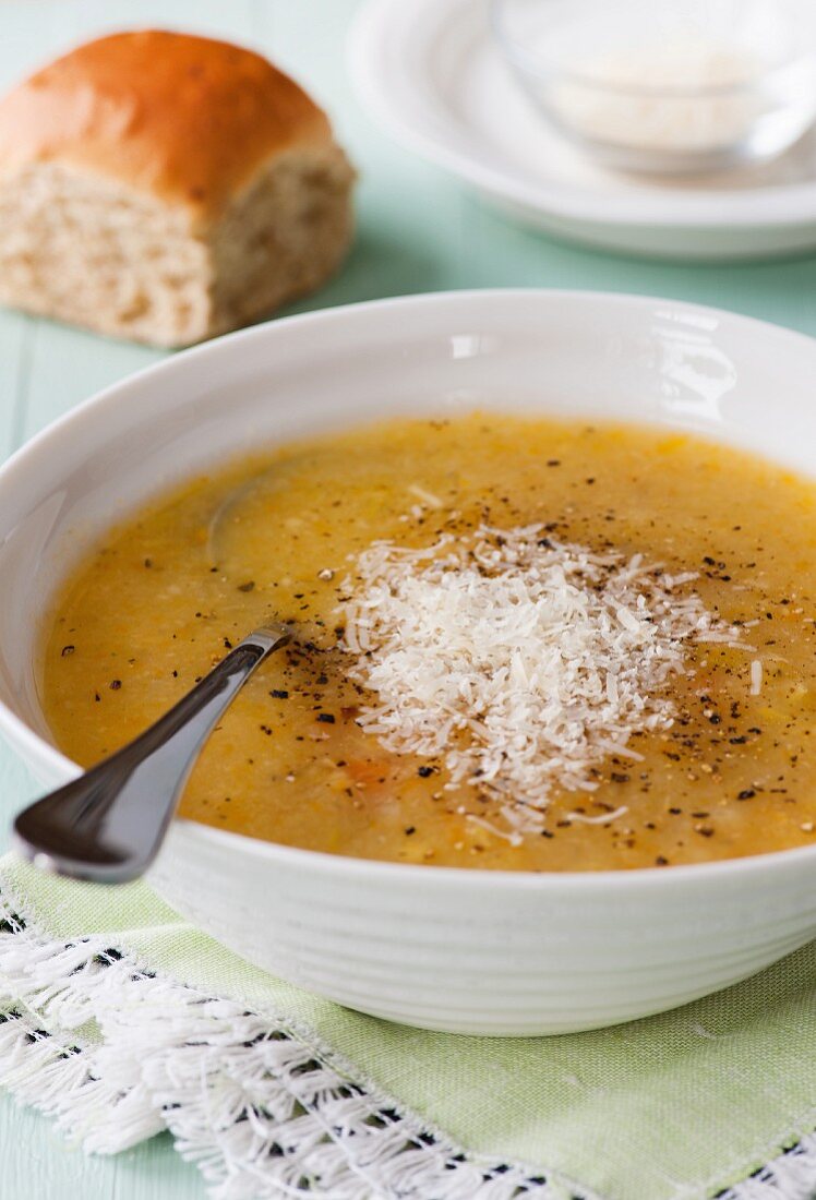 Gemüsesuppe mit geriebenem Käse