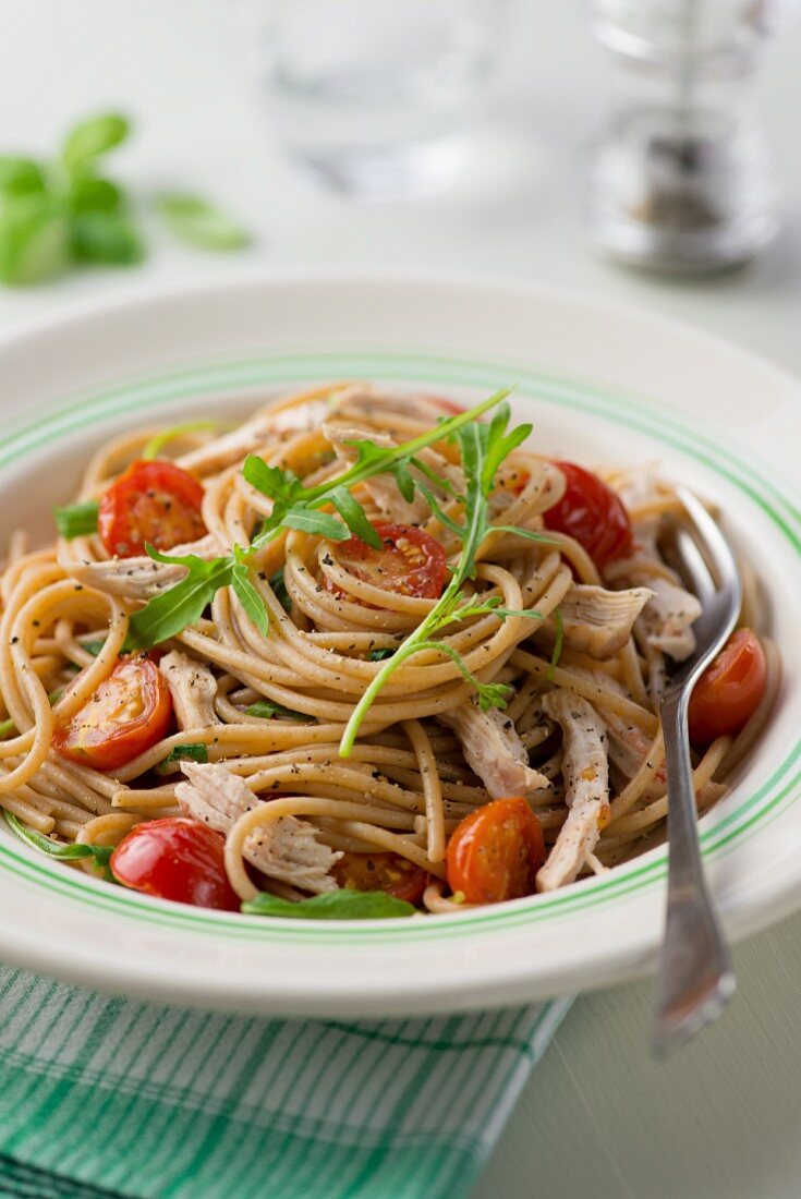 Spaghetti with chicken, rocket and cherry tomatoes