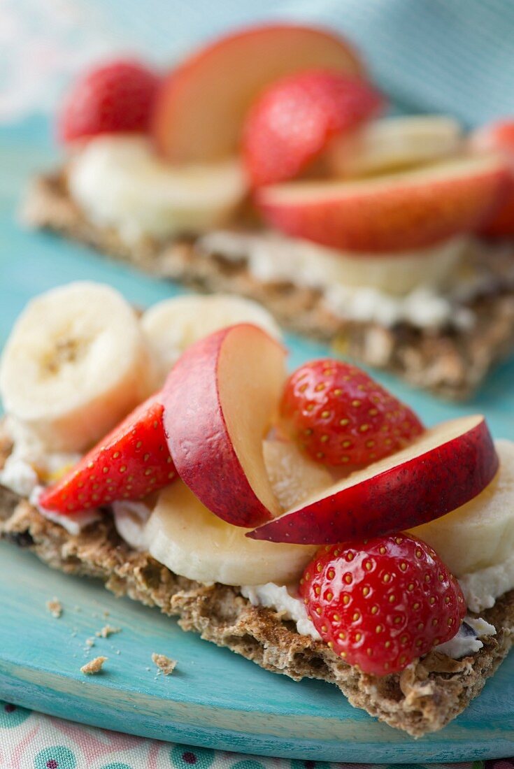 Knäckebrot mit Erdbeeren und Bananen