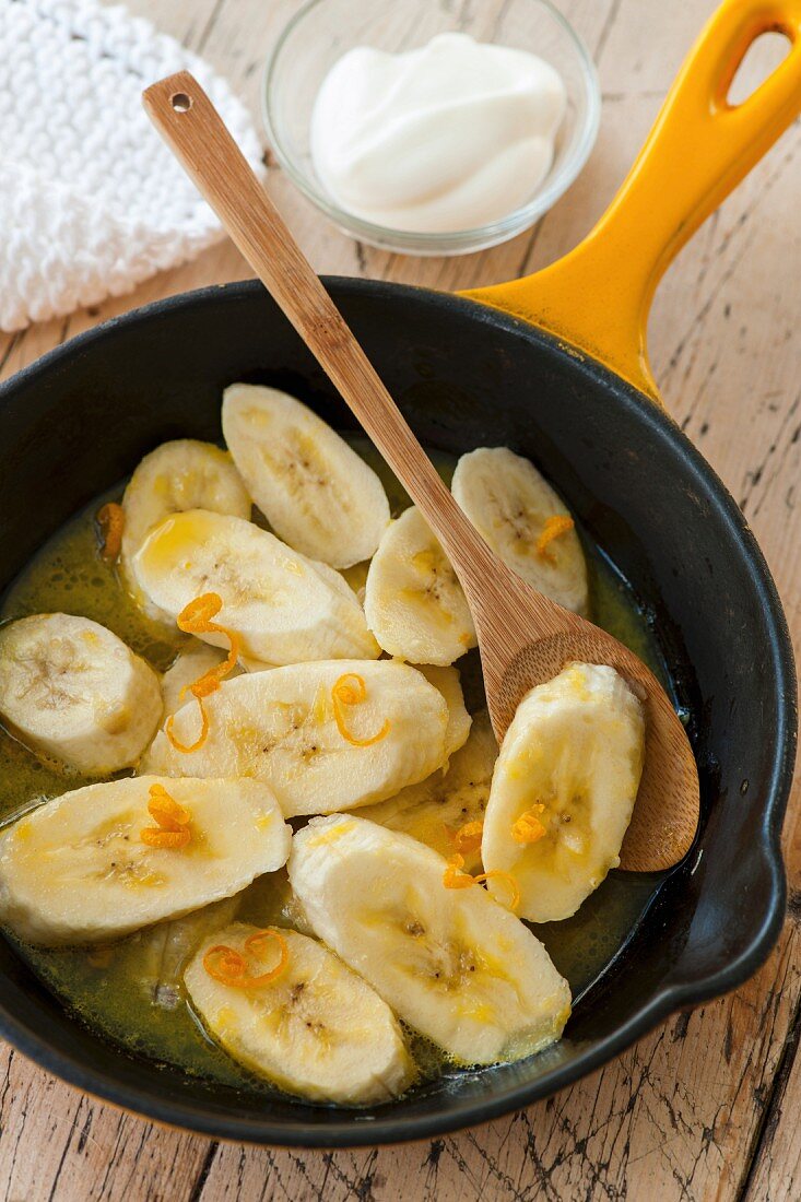 Gebratene Bananen in Honig und Sirup