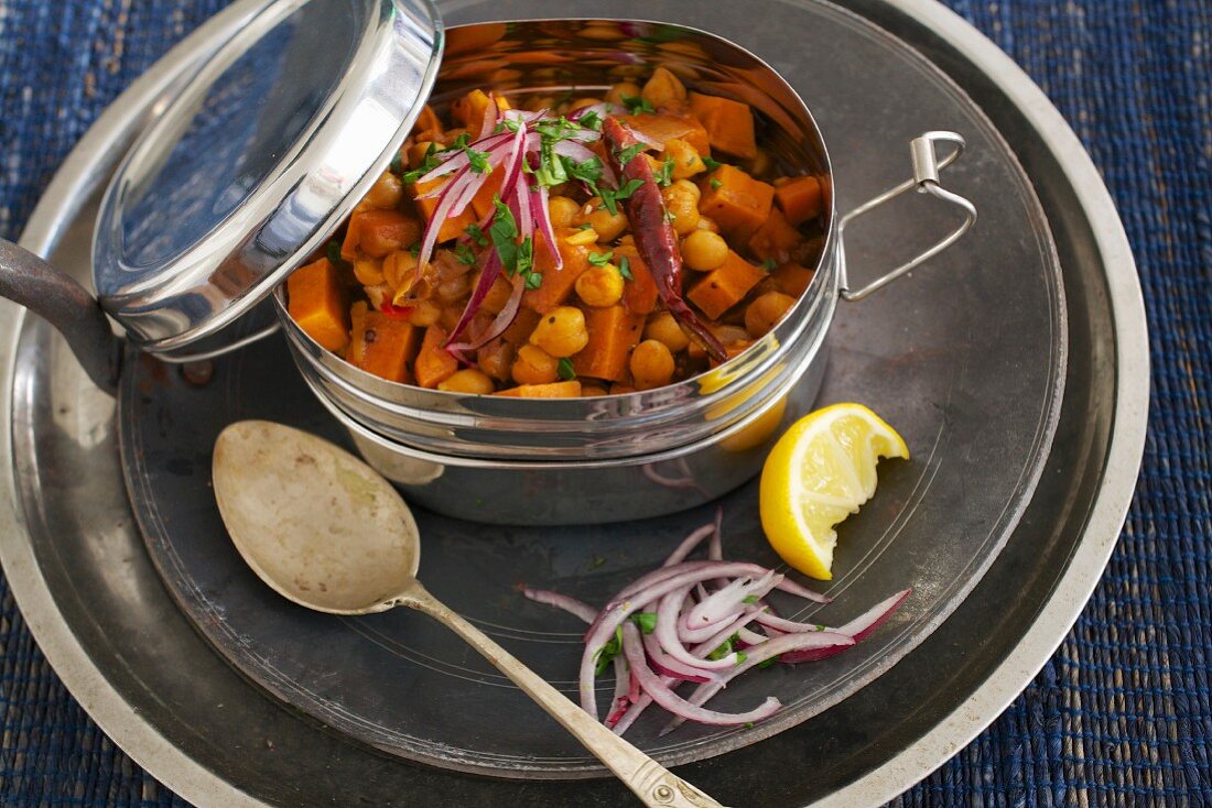 Chana Masala (Kichererbsencurry, Indien) in einer Lunchbox