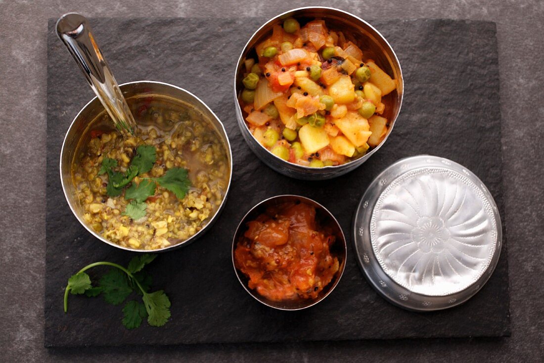 Kartoffel-Erbsen-Curry, Mung Dal und Mangochutney in Lunchbox (Indien)