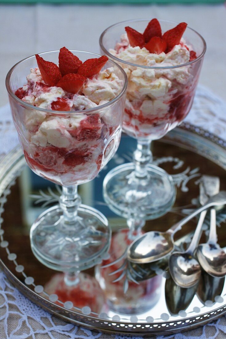 Eton Mess mit Erdbeeren, Baiser und Sahne