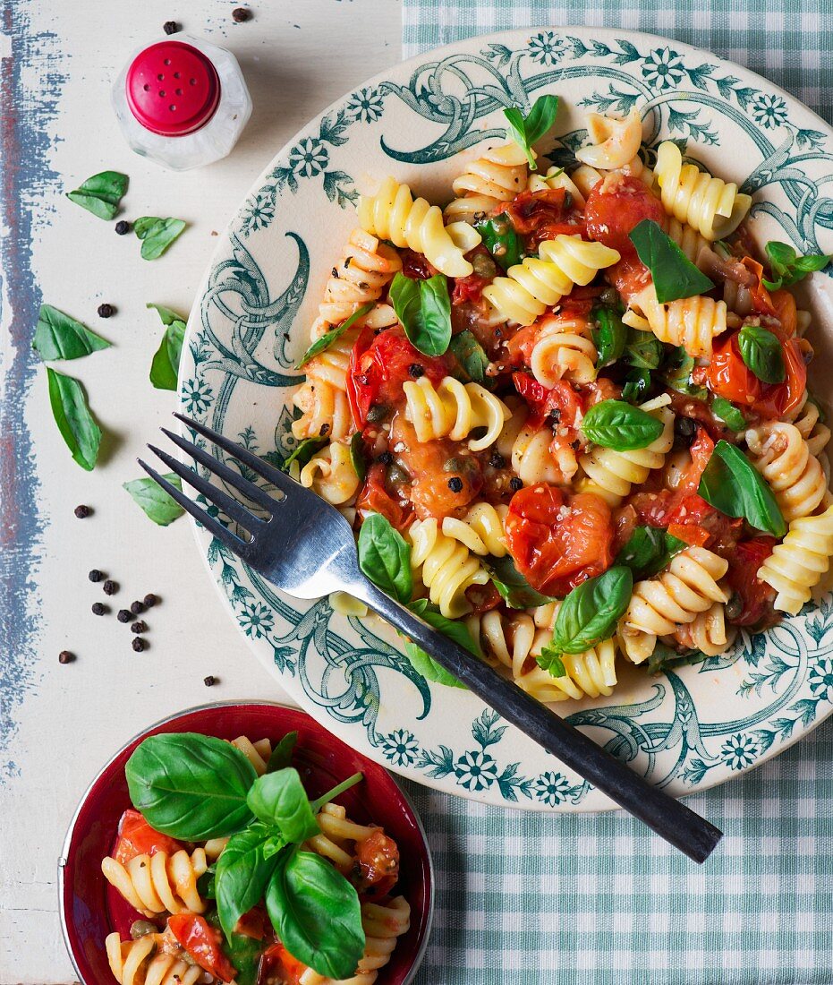 Fusilli pasta with tomatoes and basil