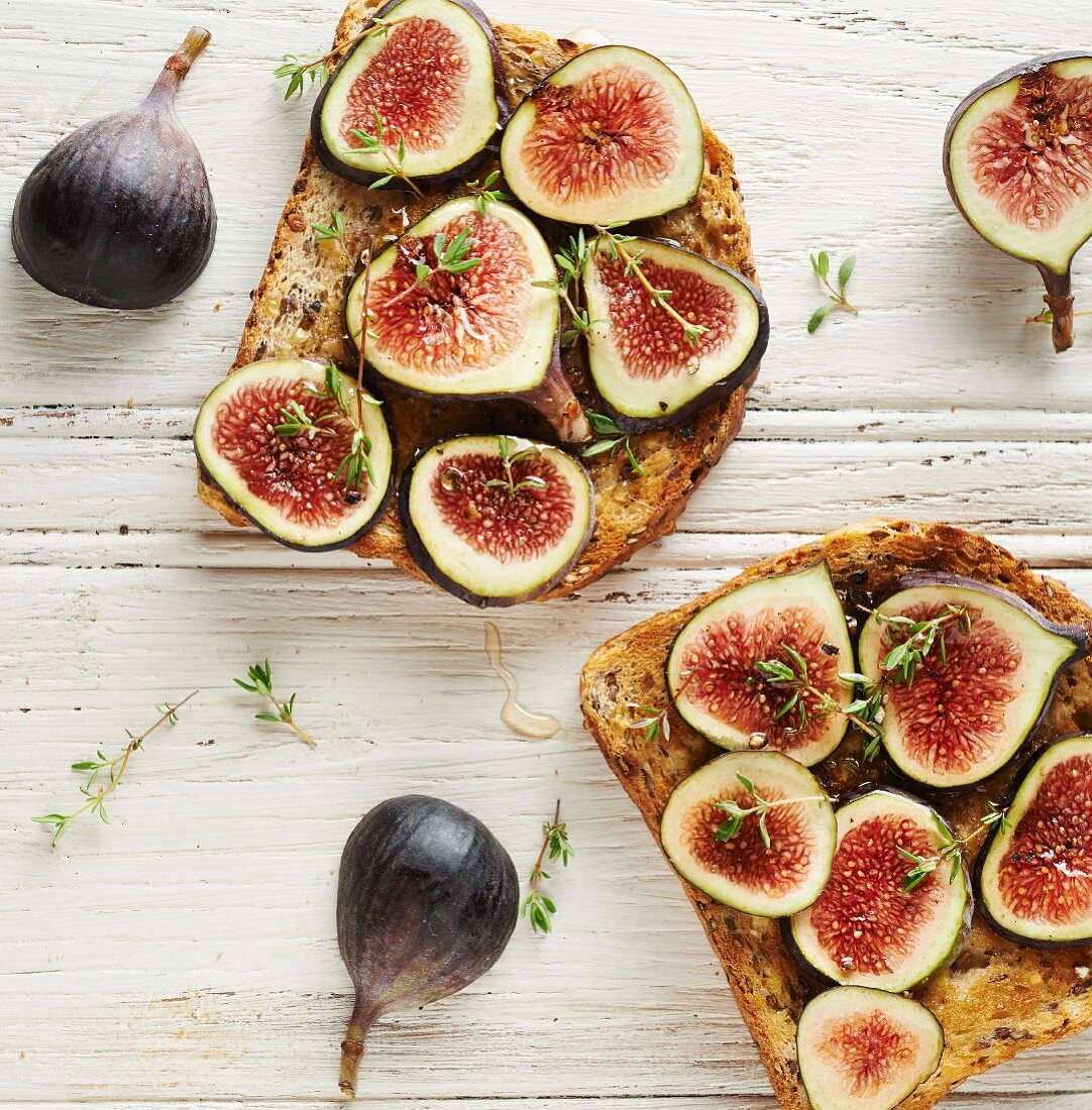 Toast with figs, honey and thyme