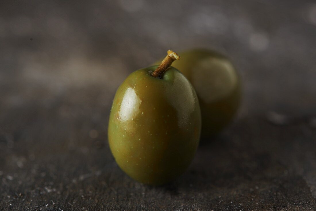 Green olives (close-up)
