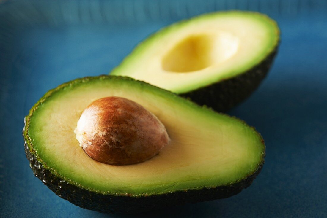 Frische Avocado, halbiert