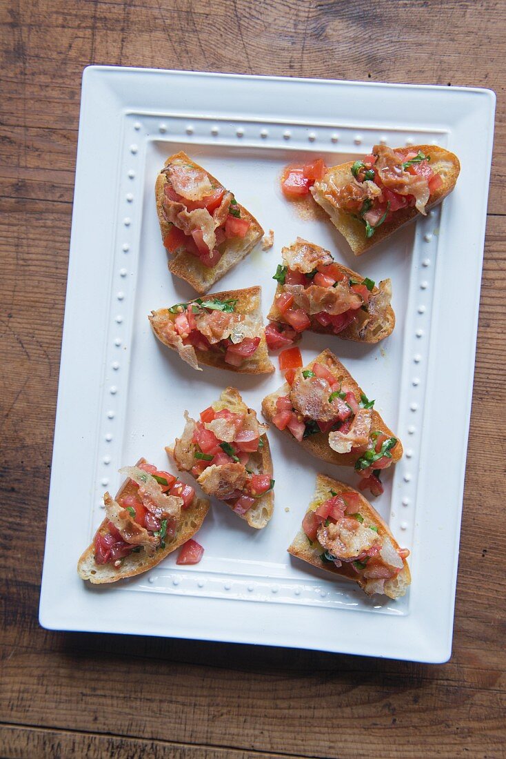 Bruschetta auf Servierplatte (Draufsicht)