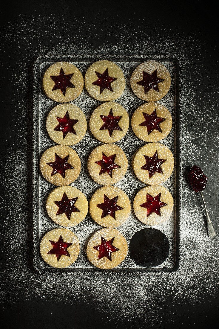 Weihnachtsplätzchen mit Marmeladensternen und Puderzucker