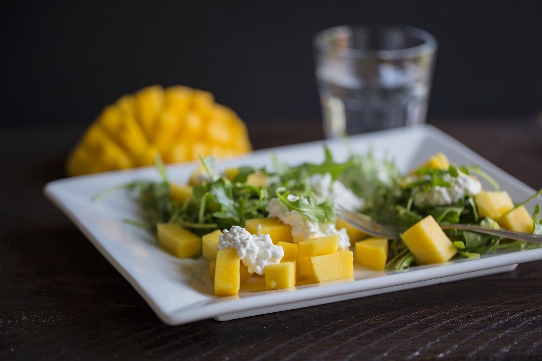 Mango and rocket salad with cottage cheese
