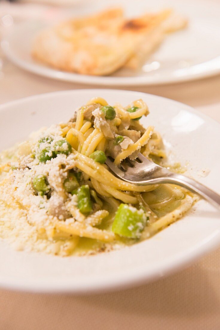 Spaghetti with peas, chicken and cheese