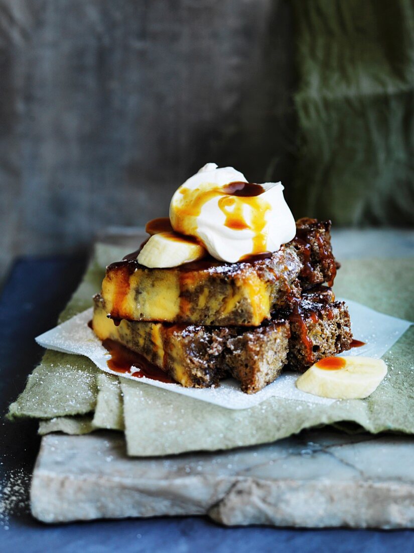 Bread and Butter Pudding mit Banane und Karamellsauce