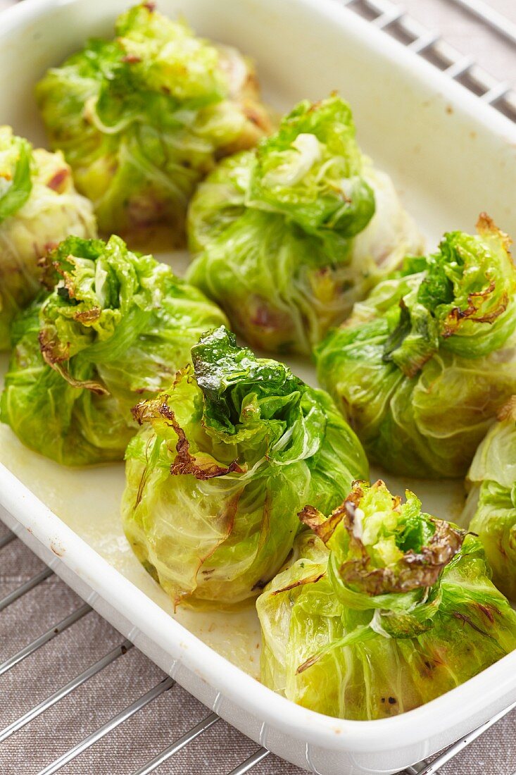 Stuffed, gratinated cabbage parcels