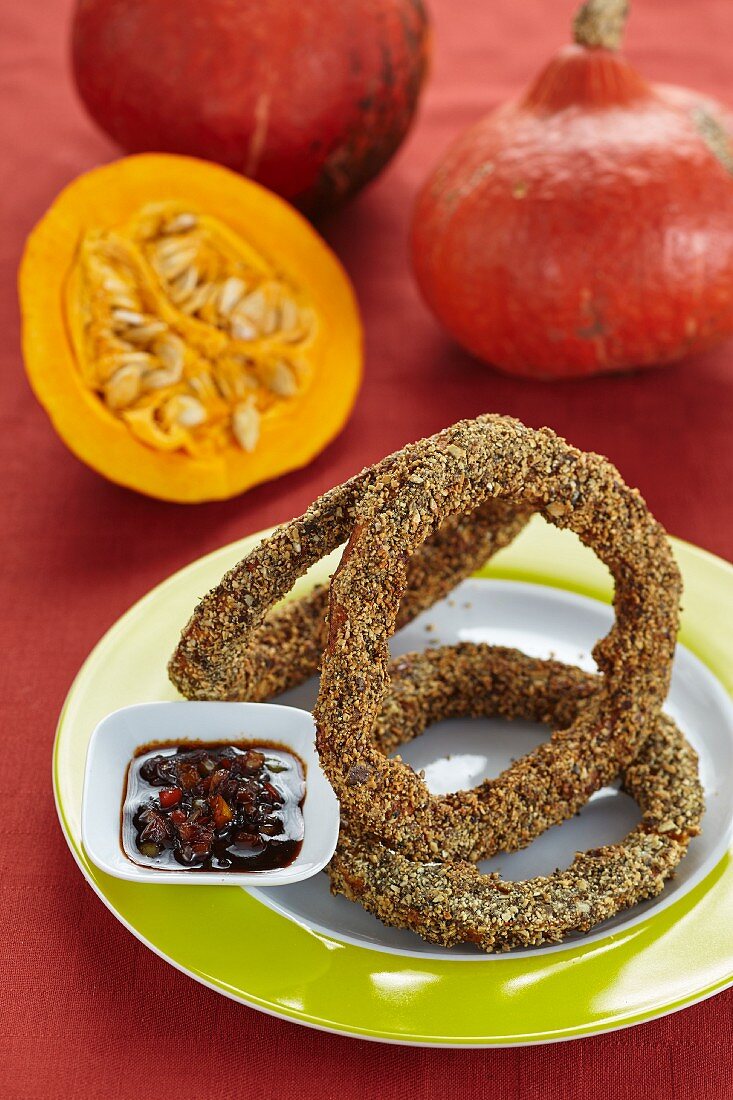 Gebackene Hokkaidokürbisscheiben mit Chutney