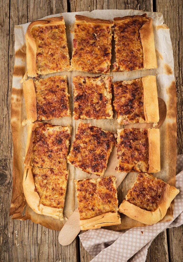 Shortcrust tart with onions and bacon (seen from above)