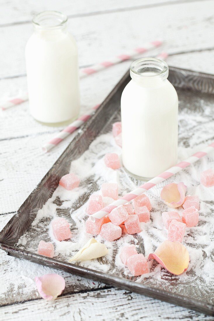 Turkish Delight, Milch und Rosenblätter auf Tablett