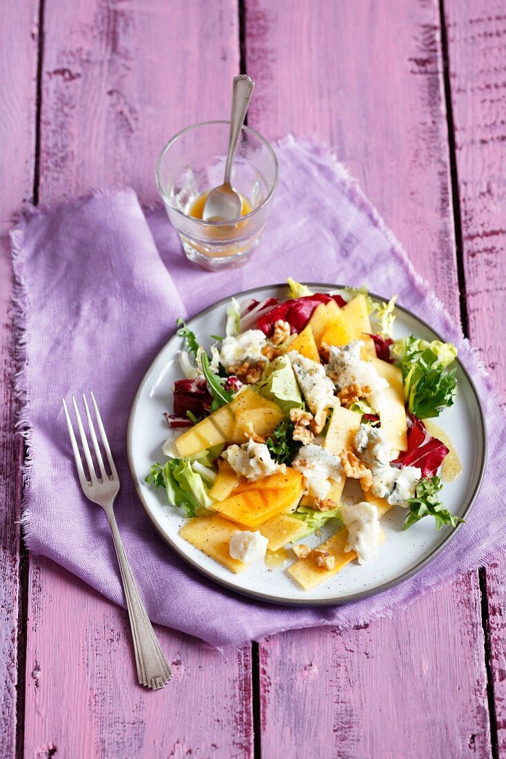 Kaki-Salat mit Gorgonzola, Walnüssen und Honig-Senf-Dressing
