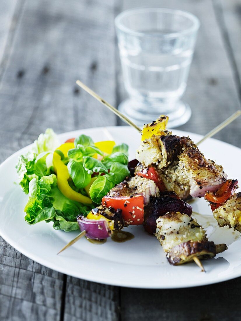 Grilled skewers with salad