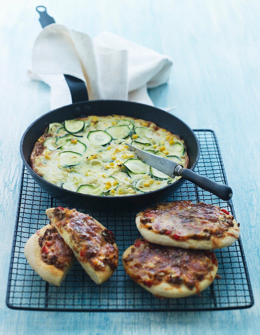 Zucchini-Mais-Omelett und Minipizza mit Rindfleisch und Paprika