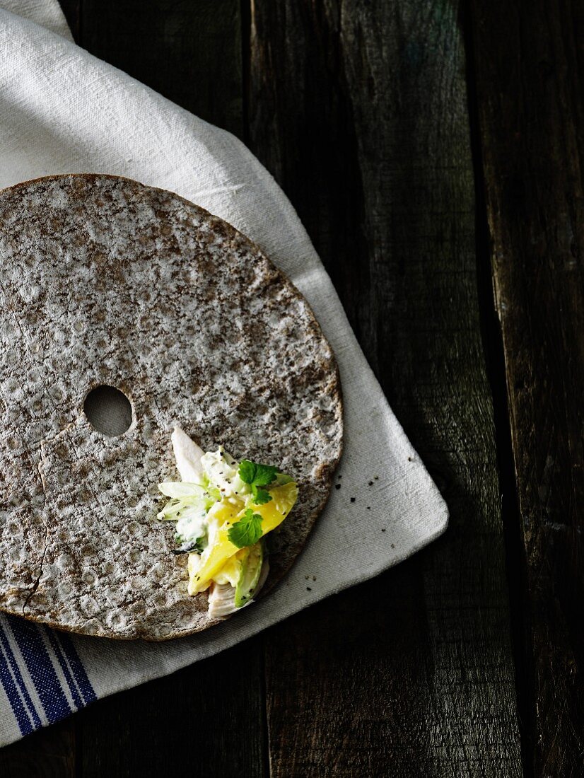 Rundes Knäckebrot und Hähnchensalat