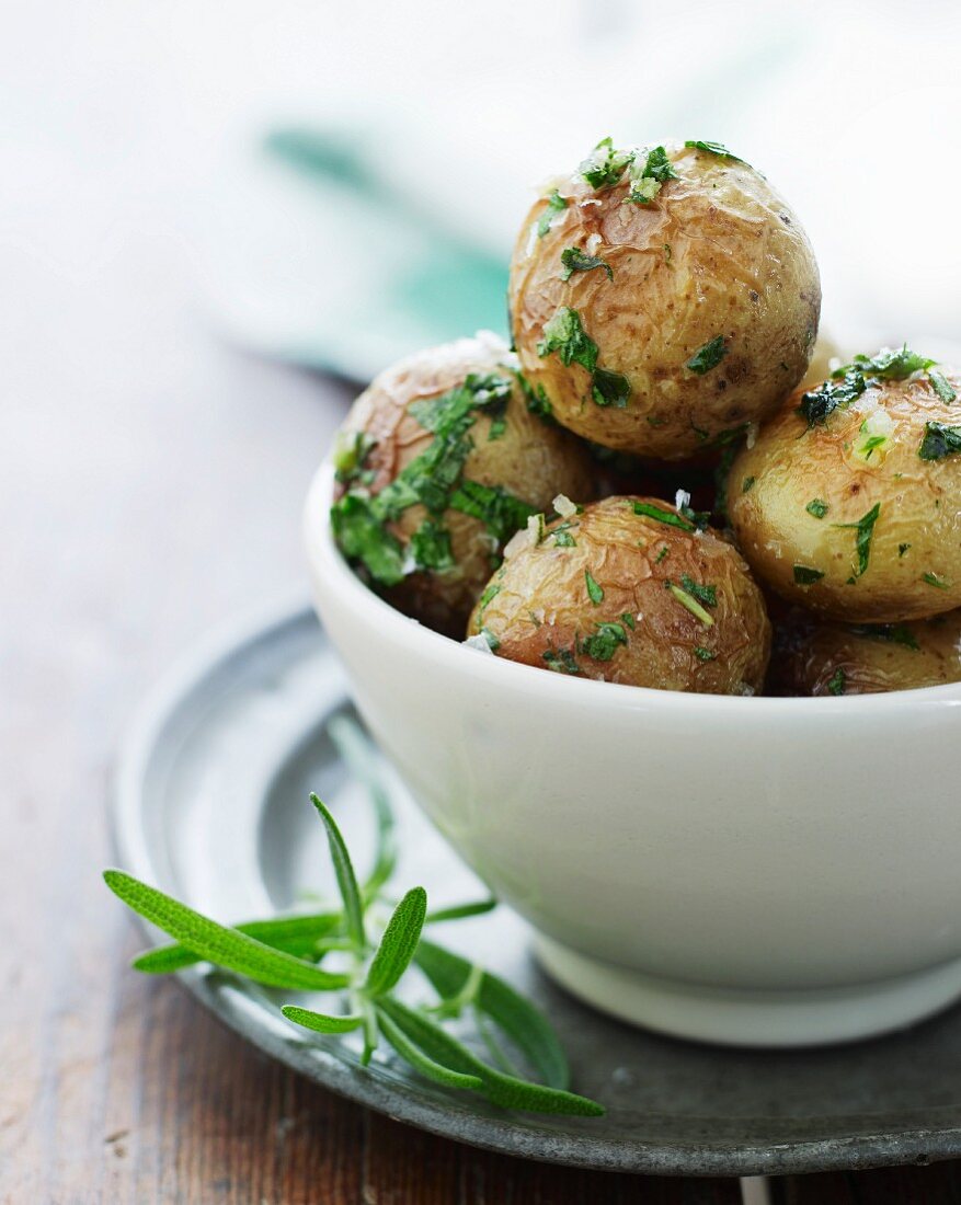 Ofengebratene Kartoffen mit Knoblauch und Petersilie