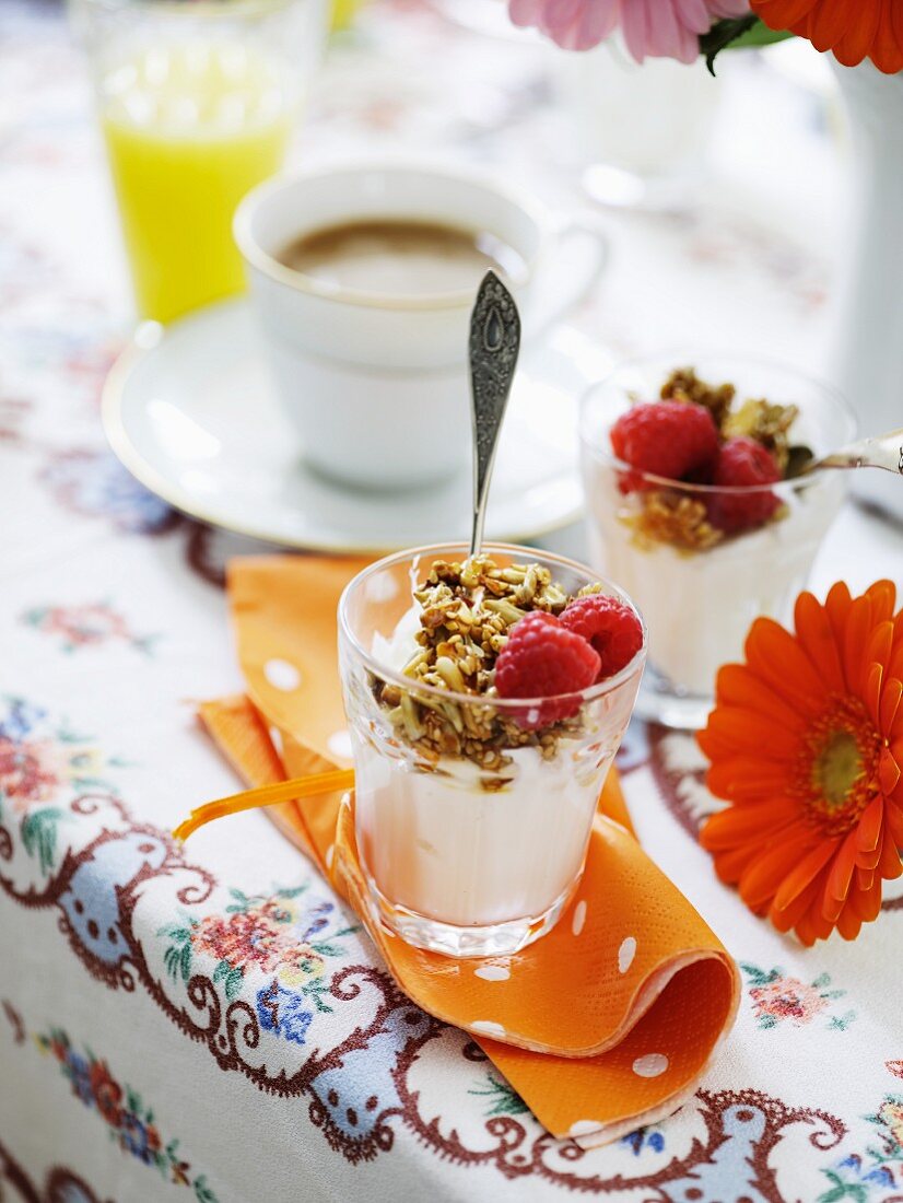 Frühstücksmüsli auf Joghurt, Kaffee und Saft