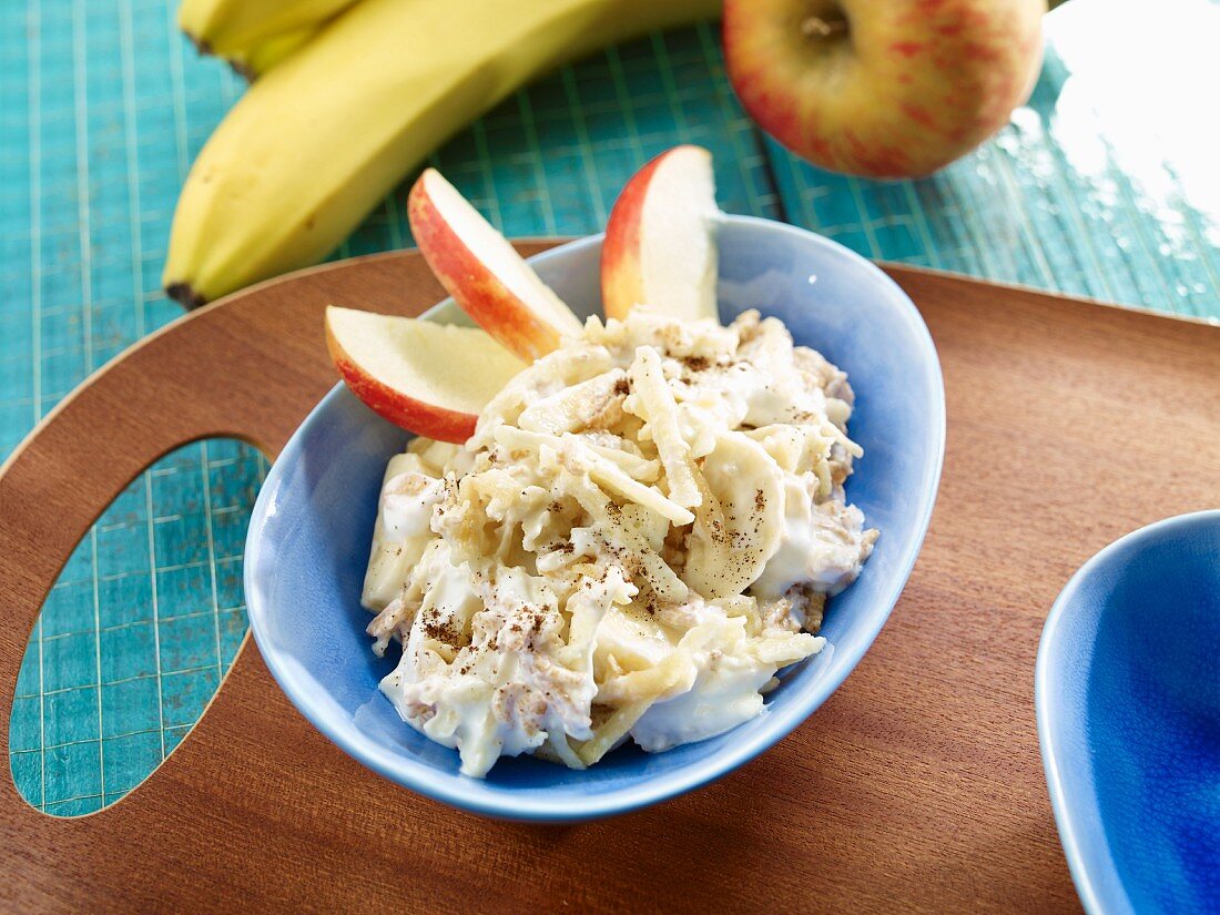 Spelt muesli with banana and apple