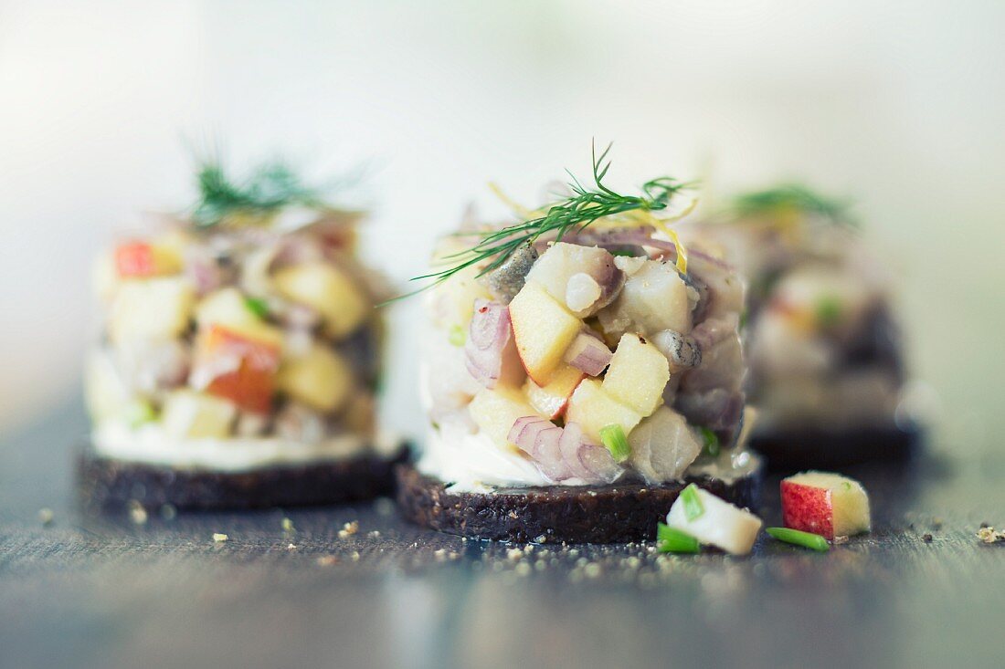 Pumpernickel mit Matjessalat