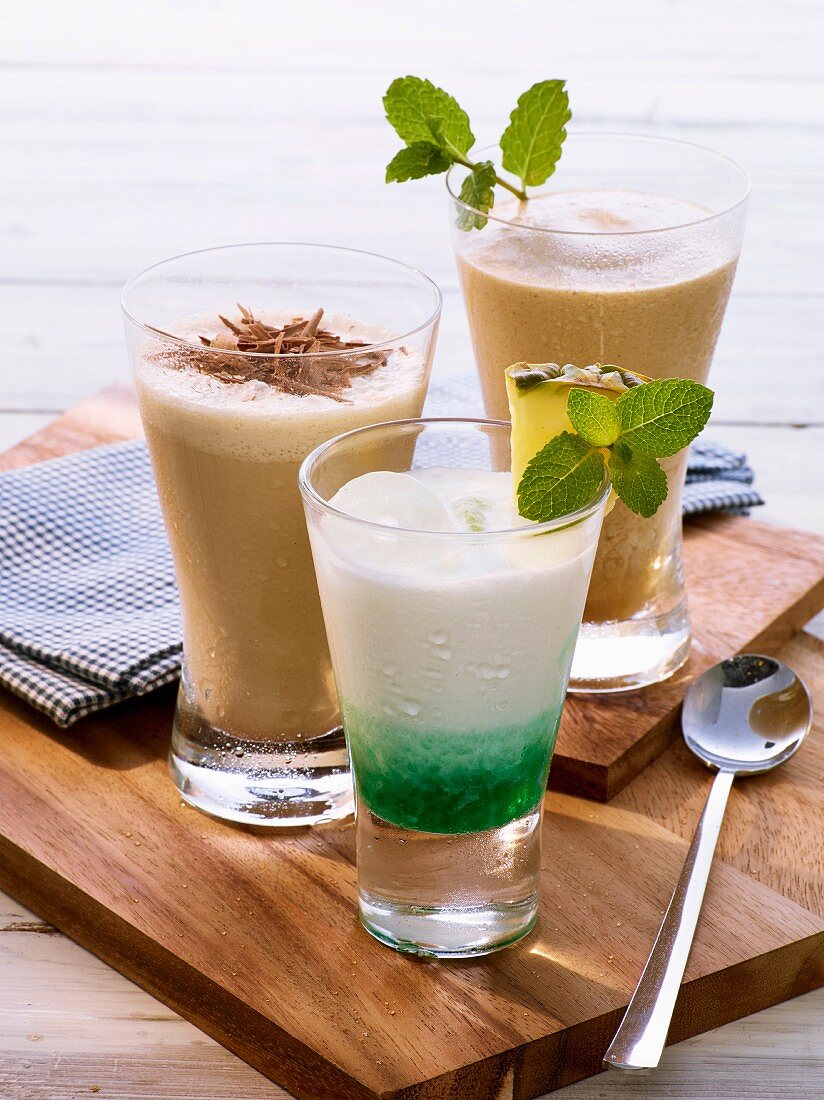 Latte Peppermint, Mint-Frappe und Espresso-Frappe mit Kaffeelikör und Schokoraspeln