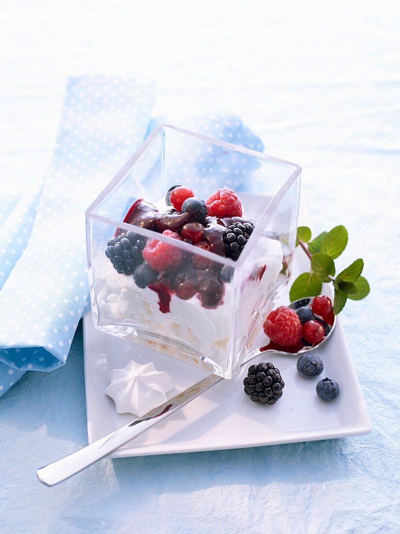 Baiser mit Waldbeeren