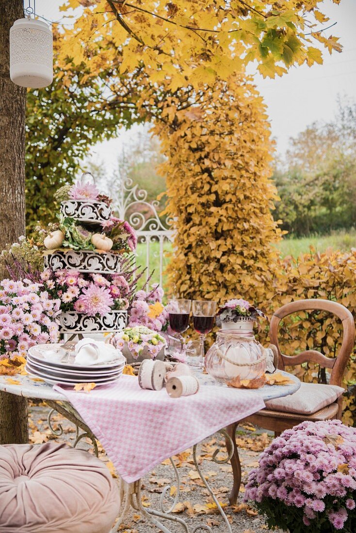 Romantisch gedeckter Tisch im Herbstgarten