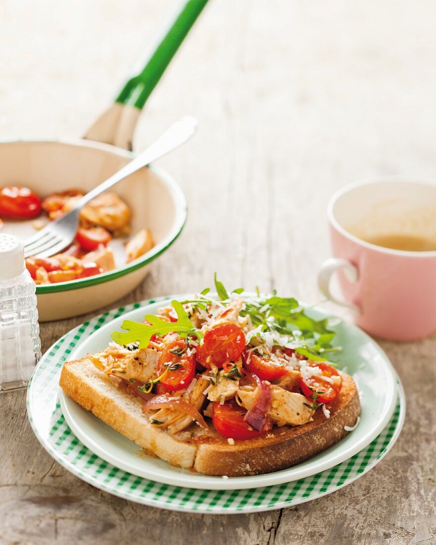 Toast mit würziger Putenbrust und Tomaten