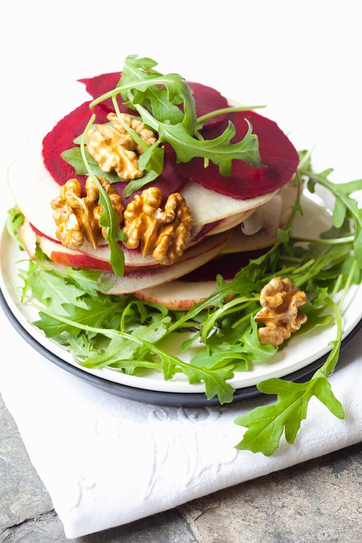 Rote-Bete-Carpaccio mit Apfel, Nüssen und Rucola