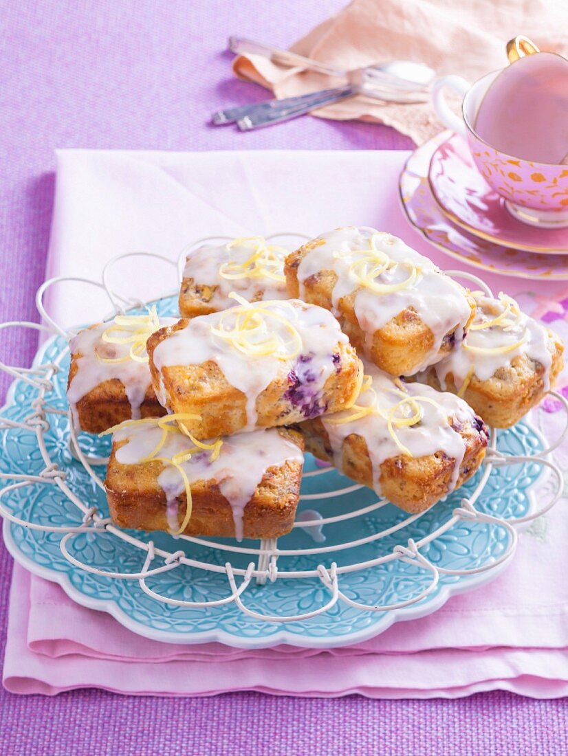 Minikuchen mit Heidelbeeren und Pistazien