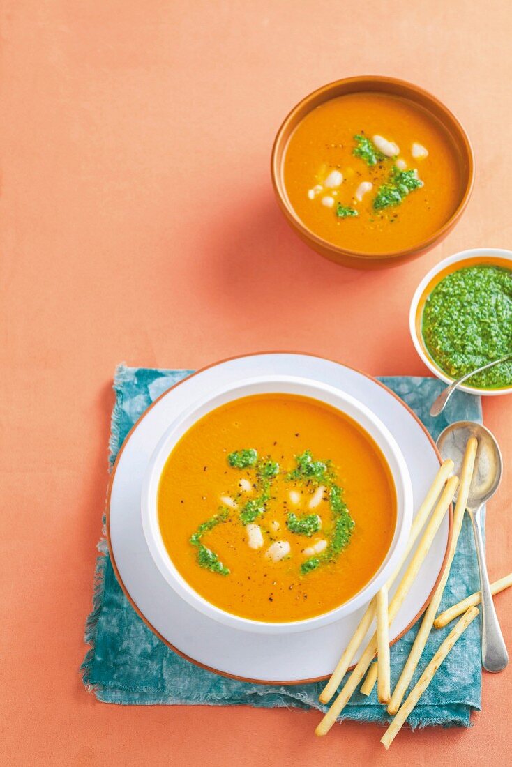 Tomaten-Bohnen-Suppe mit Spinat-Pesto