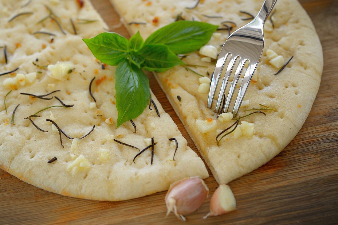 Pizzabrot mit Knoblauch, Olivenöl und Rosmarin