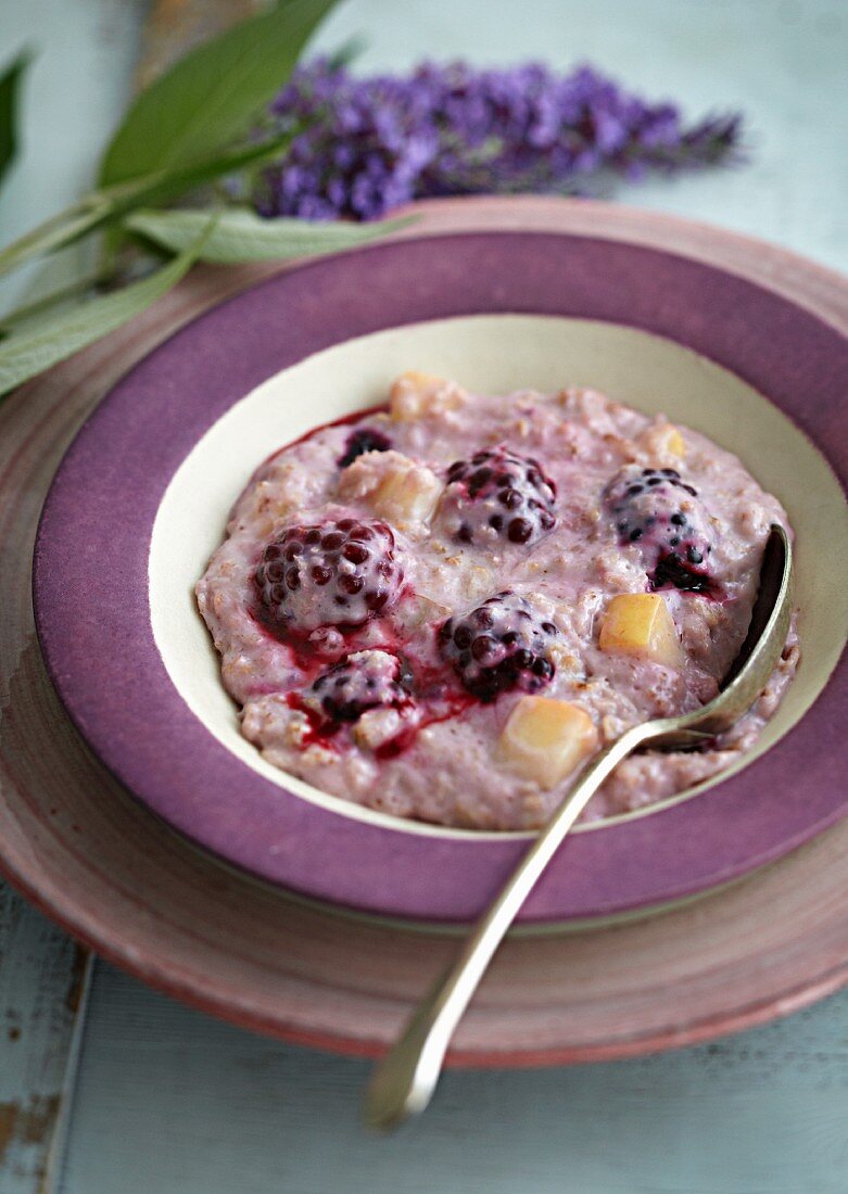 Porridge mit Apfel und Brombeeren