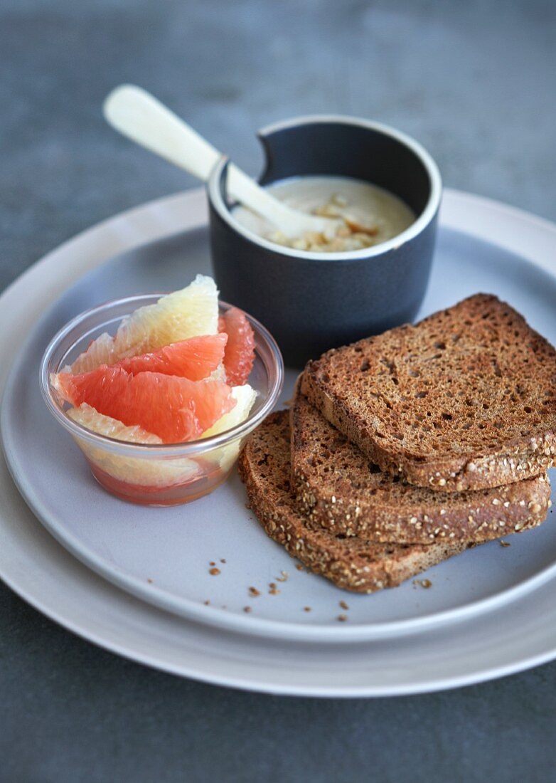 Frühstück mit Toastbrot, Cashewbutter und Grapefruit