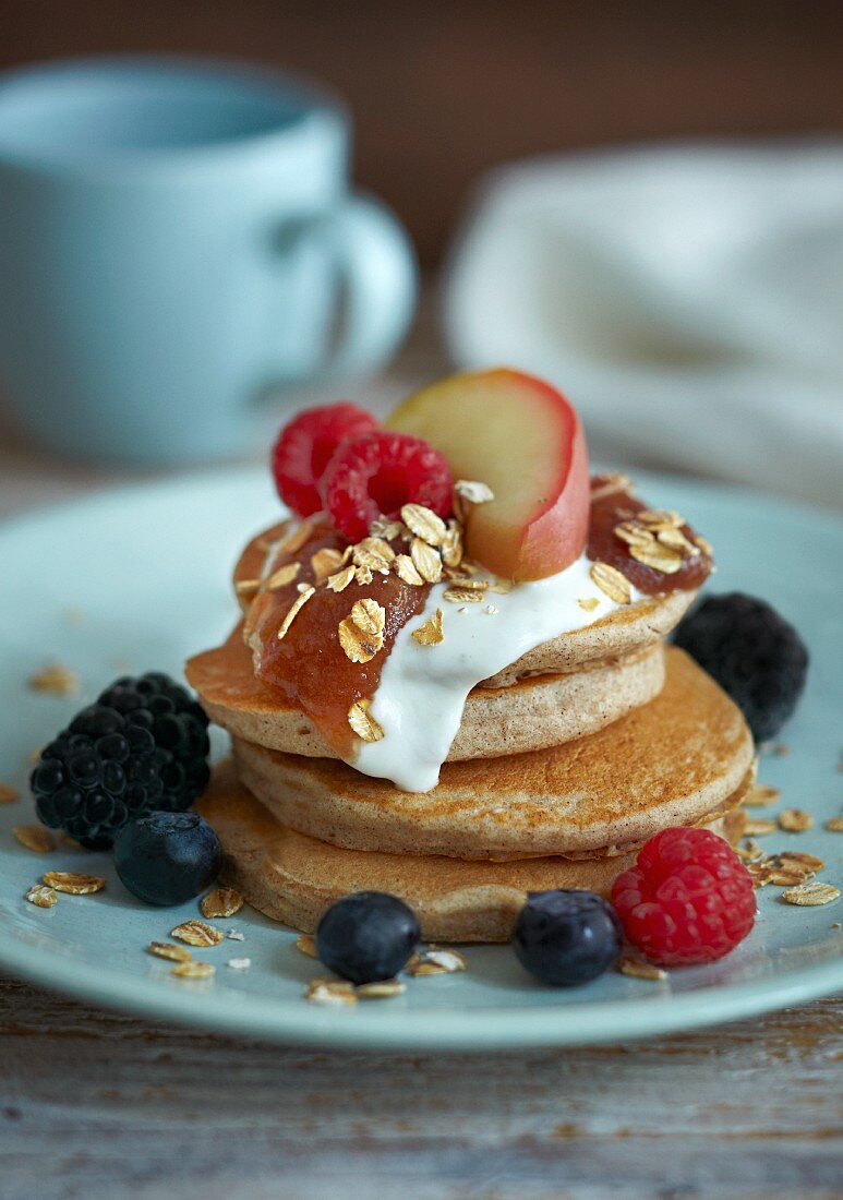 Pancakes mit frischen Früchten, Marmelade und Sauerrahm